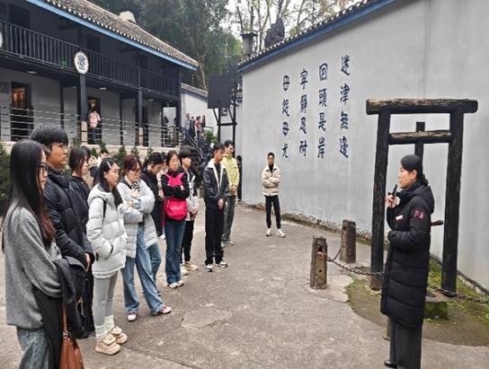 一群人站在建筑前 AI 生成的内容可能不正确。